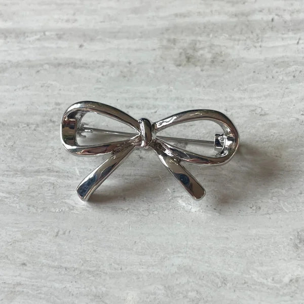 Kleine strik broche zilver