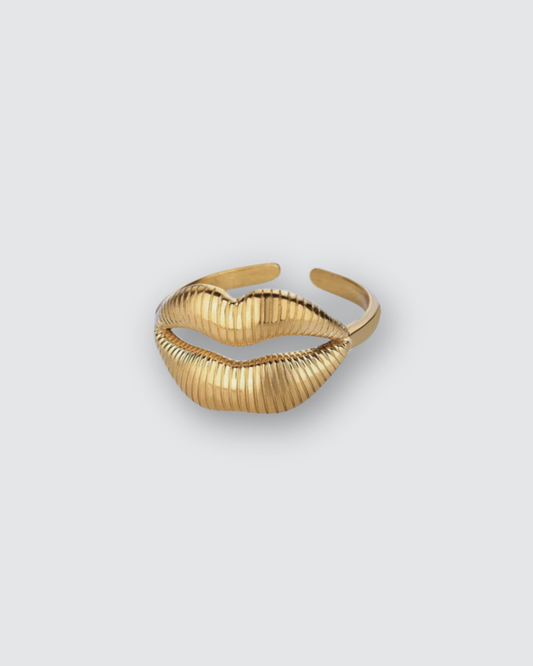 Kisses ring