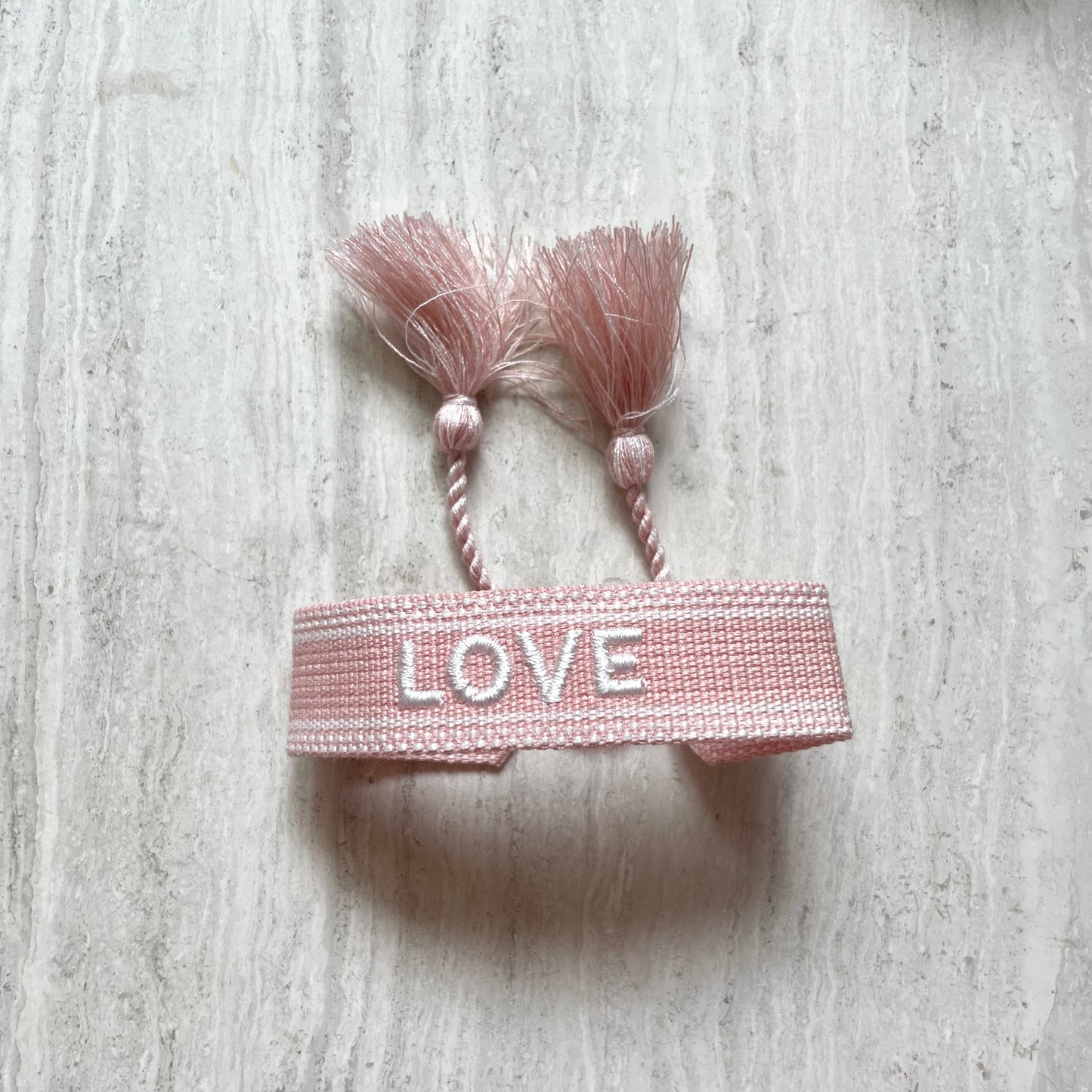 Stoffen armbandje ★ love licht roze